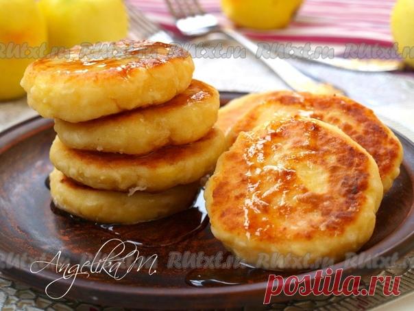 Яблочные сырники от Лики Мостовой

Сырники - это замечательный и сытный завтрак. Предлагаю вам попробовать яблочные сырники, которые получаются очень ароматными и безумно вкусными. Подать такие сырнички можно также на полдник к чашке чая или молока.
Для приготовления яблочных сырников нам понадобится:
творог домашний - 200 г;
яблоко крупное - 1 шт.;
яйцо - 1 шт.;
сахар - 2 ст. л.;
манная крупа - 2 ст. л.;
корица молотая - по вкусу;
мука пшеничная - 3 ст. л.;
масло подсолне...