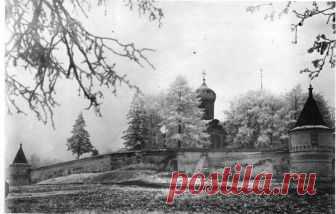 Борисоглебсий монастырь - Фото 1930-х из архива П.И.Глухова. 
На переднем плане северо-западная башня 1680-х гг, разобранная в 1996г. Вместе с оградой в 90-е годы утрачена северная стена больничной церкви - освящена в 1703г., которая была встроена в северную стену ограды (самая высокая часть этой стены). Утрачены также Задние ворота, арка которых была заложена без перевязки. 
Северо-восточная башня (левая) переложена в XVIIIв, окон не имела и использовалась некоторое время...