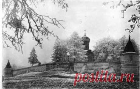 Борисоглебсий монастырь - Фото 1930-х из архива П.И.Глухова. 
На переднем плане северо-западная башня 1680-х гг, разобранная в 1996г. Вместе с оградой в 90-е годы утрачена северная стена больничной церкви - освящена в 1703г., которая была встроена в северную стену ограды (самая высокая часть этой стены). Утрачены также Задние ворота, арка которых была заложена без перевязки. 
Северо-восточная башня (левая) переложена в XVIIIв, окон не имела и использовалась некоторое время...