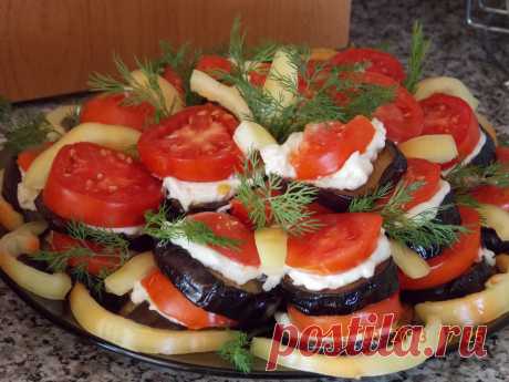 Жаренные баклажаны. Баклажаны помыть, нарезать кольцами, посолить, оставить на 20 мин., что бы ушла горечь. Жарить на растительном масле с двух сторон. Натереть плавленный сырок на терке, добавить рубленный чеснок, майонез, все перемешать. Разложить эту смесь на жаренные кружочки баклажанов, сверху положить по колечку помидора и по веточке  зелени.