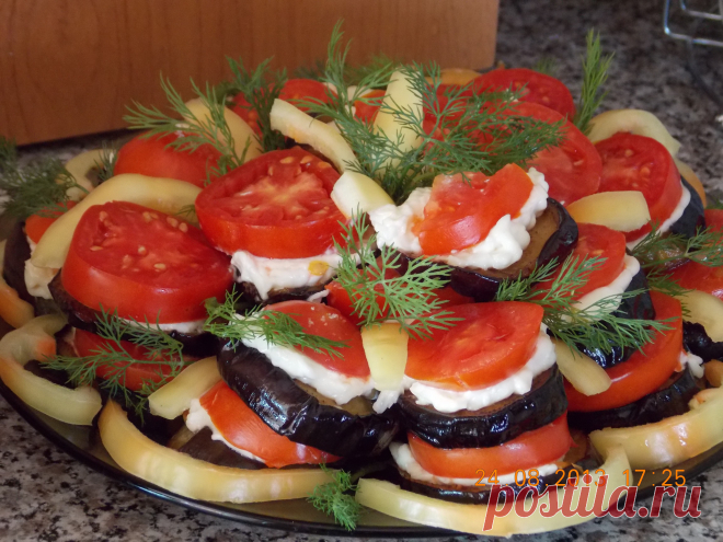 Жаренные баклажаны. Баклажаны помыть, нарезать кольцами, посолить, оставить на 20 мин., что бы ушла горечь. Жарить на растительном масле с двух сторон. Натереть плавленный сырок на терке, добавить рубленный чеснок, майонез, все перемешать. Разложить эту смесь на жаренные кружочки баклажанов, сверху положить по колечку помидора и по веточке  зелени.