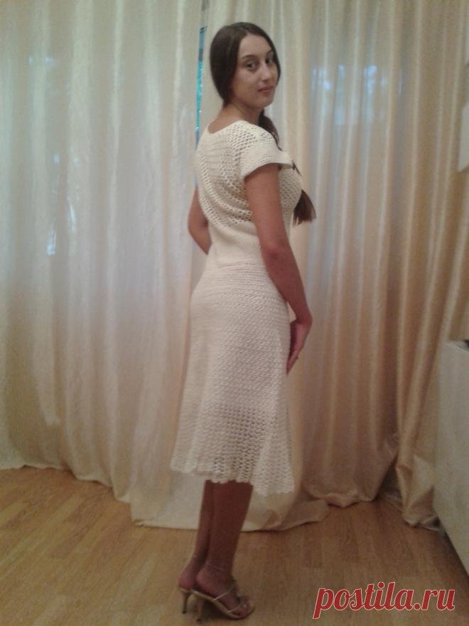 платье связанное крючком. цвет молочный.