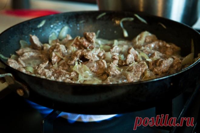 БЕФСТРОГАНОВ Самый известный русский способ приготовления мяса в сливочном соусе.