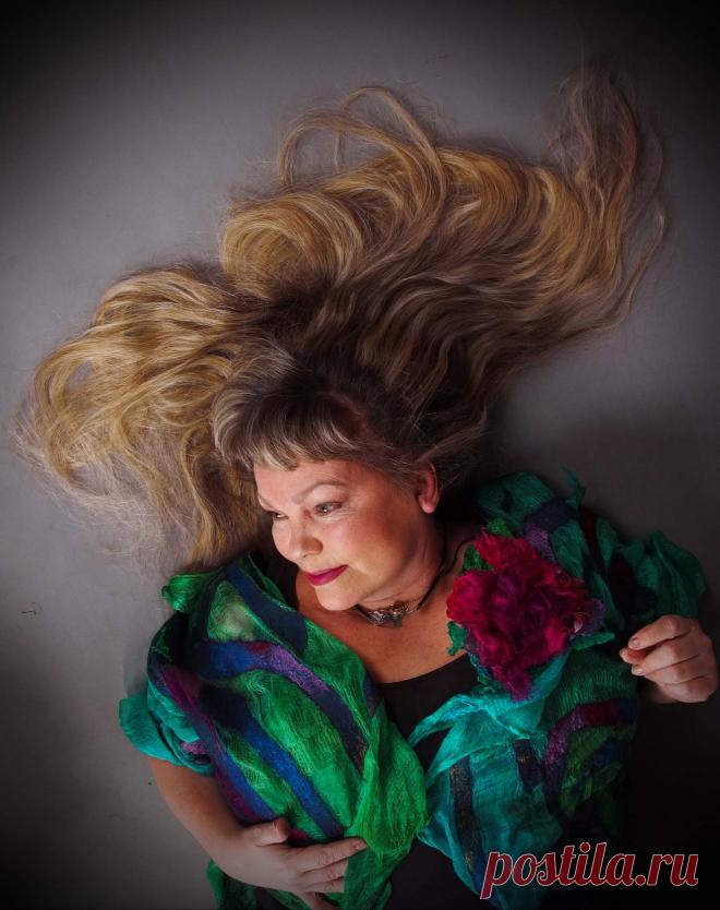 ......................так я себя ощущаю....под эту музыку именно так....не стою, не лежу, не иду и не еду.......ЛЕЧУ И ПЛЫВУ!!!!! Лечу и плыву одновременно......................