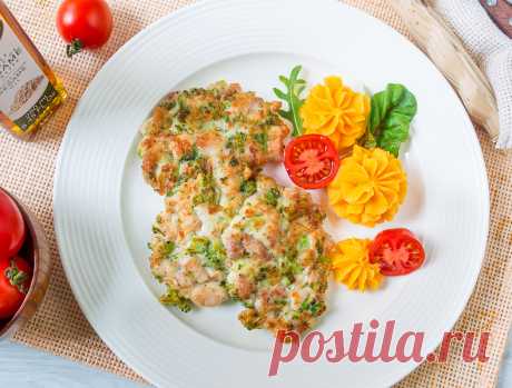 Куриные оладьи с брокколи на Вкусном Блоге У меня тут какая-то волна любви к брокколи – ем ее прямо запоем с огромным удовольствием и в гарнирах, и в супах, и в горячем. Сегодняшний рецепт не будет исключением – тут я добавила брокколи к рубленой курице и зажарила на сковороде в виде оладий. Это очень быстрый и вкусный…