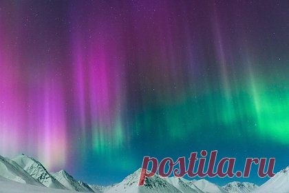 В российском регионе сняли уникальное красное северное сияние. Житель поселка Эгвекинот Чукотского автономного округа Борис Зенин снял на фото уникальное красное северное сияние. Красные оттенки северного сияния появляются во время интенсивных магнитных бурь. Такой цвет обусловлен свечением атомов кислорода на высотах между 150 и 500 километрами