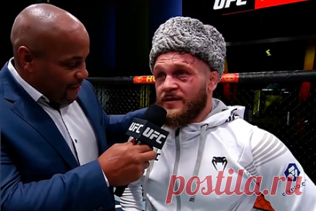 Атаман из UFC нокаутировал соперника ударом ногой с разворота. Казахстанский и киргизский боец смешанного стиля (MMA) Рафаэль Физиев одержал победу нокаутом на турнире Абсолютного бойцовского чемпионата (UFC) в Лас-Вегасе. 28-летний Физиев, известный по кличке Атаман, дрался против новозеландца Брэда Ридделла. В третьем раунде уроженец Казахстана нанес удар ногой с разворота.