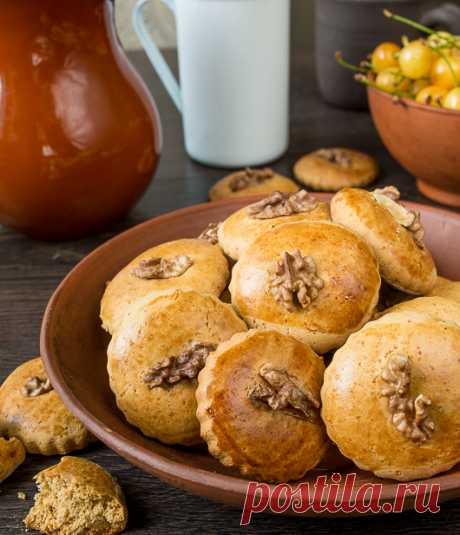 Медовое печенье на Вкусном Блоге Это простое печенье очень похоже на медовый пряник. В принципе, если раскатывать тесто потолще, то в итоге пряники и получатся 🙂 Так что если хотите поэкспериментировать – просто поменяйте толщину раскатки. Несмотря на большое количество сахара и мёда в составе, печенье получается не очень сладким. Поэтому если вы хотите добавить…