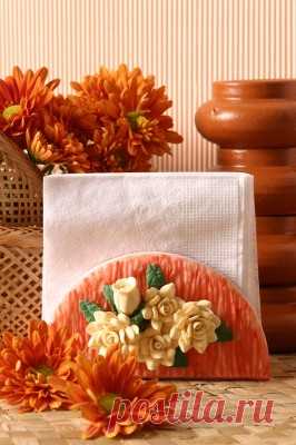 Салфетница с розами из солёного теста