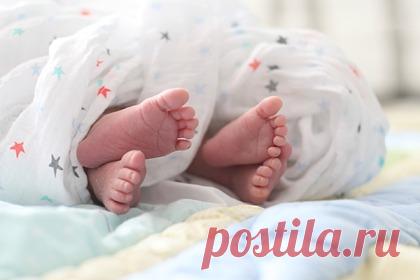 Женщина родила пять пар близнецов. Жительница Саудовской Аравии в возрасте 34 лет родила пять пар близнецов. Роды состоялись 12 января в относящейся к Вооруженным силам (ВС) Саудовской Аравии больнице имени короля Сальмана в городе Табук. Вес каждого из десяти новорожденных составляет от 950 до 1,1 тысячи граммов. Все дети абсолютно здоровы.