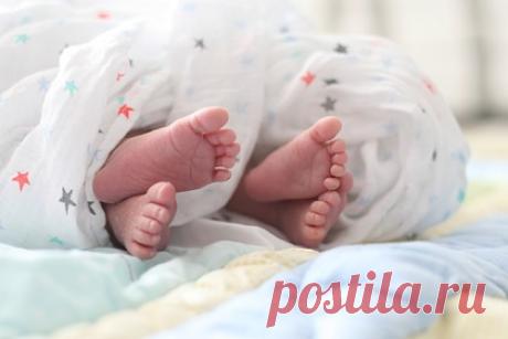 Женщина родила пять пар близнецов. Жительница Саудовской Аравии в возрасте 34 лет родила пять пар близнецов. Роды состоялись 12 января в относящейся к Вооруженным силам (ВС) Саудовской Аравии больнице имени короля Сальмана в городе Табук. Вес каждого из десяти новорожденных составляет от 950 до 1,1 тысячи граммов. Все дети абсолютно здоровы.