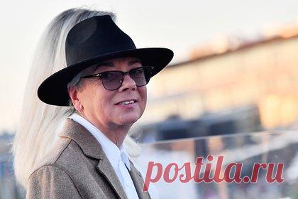 Опубликованы последние кадры Валентина Юдашкина перед смертью. В сети появилось последнее фото российского модельера Валентина Юдашкина, сделанное незадолго до его смерти. На фотографиях и видео, которые журналисты называют последними прижизненными кадрами с модельером, Юдашкин запечатлен на дне рождения художника Никаса Сафронова.