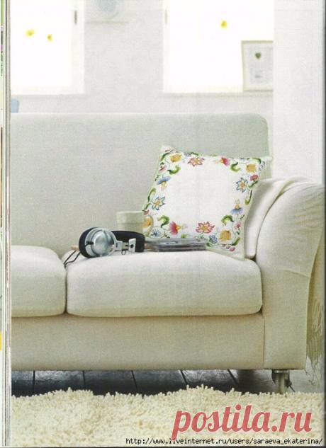 Подушка с красивым орнаментом