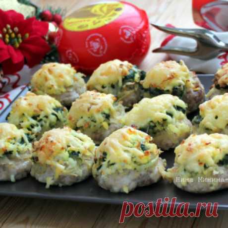 Котлетки в духовке с овощной начинкой под сыром