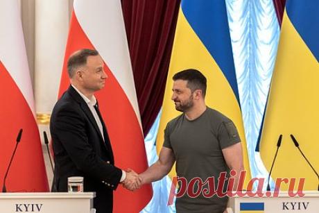 Зеленский и Дуда прибыли в костел в Луцке. Украинский лидер Владимир Зеленский и президент Польши Анджей Дуда прибыли в костел святых Петра и Павла в Луцке Волынской области на западе Украины. Об этом уведомил телеканал «Общественное» на официальной странице в Telegram. При этом ранее о визите Дуды на Украину не сообщалось.