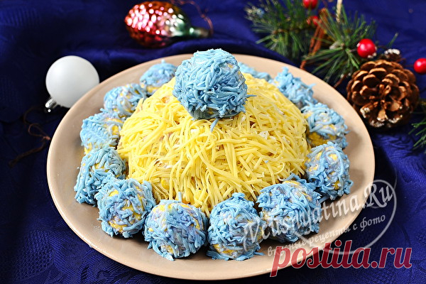 Салат Шапочка Снегурочки: очень вкусный и красивый салат на Новый год Пошаговый рецепт приготовления на Новый год салата Шапочка Снегурочки с подробным описанием всех этапов с фото. Получается салат очень вкусным и самым красивым на столе.