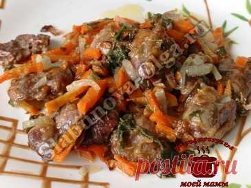 Куриные сердечки, жареные с луком и морковью Дорогие читатели! Супер вкусные куриные сердечки!!! Куриные сердечки, жаренные с луком и морковью, отличное второе блюдо. Не только вкусные, но и аппетитные на вид. Готовим и наслаждаемся вкусом. ИНГРЕДИЕНТЫ: 300 г куриных сердечек 1 ст. ложка муки 1 морковь 1 головка лука зелень (укроп, петрушка…) специи для курицы черный молотый перец растительное масло соль К …