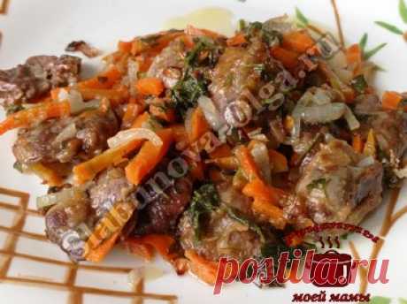 Куриные сердечки, жареные с луком и морковью Дорогие читатели! Супер вкусные куриные сердечки!!! Куриные сердечки, жаренные с луком и морковью, отличное второе блюдо. Не только вкусные, но и аппетитные на вид. Готовим и наслаждаемся вкусом. ИНГРЕДИЕНТЫ: 300 г куриных сердечек 1 ст. ложка муки 1 морковь 1 головка лука зелень (укроп, петрушка…) специи для курицы черный молотый перец растительное масло соль К …