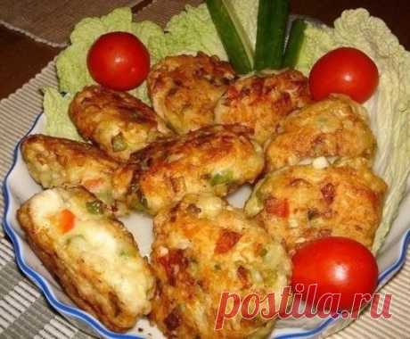 Котлетки "Радость" 
Рецепт очень вкусных и полезных котлет из куриного мяса с овощами и сыром. Вкус у этих котлет получается очень пикантный и необычный.