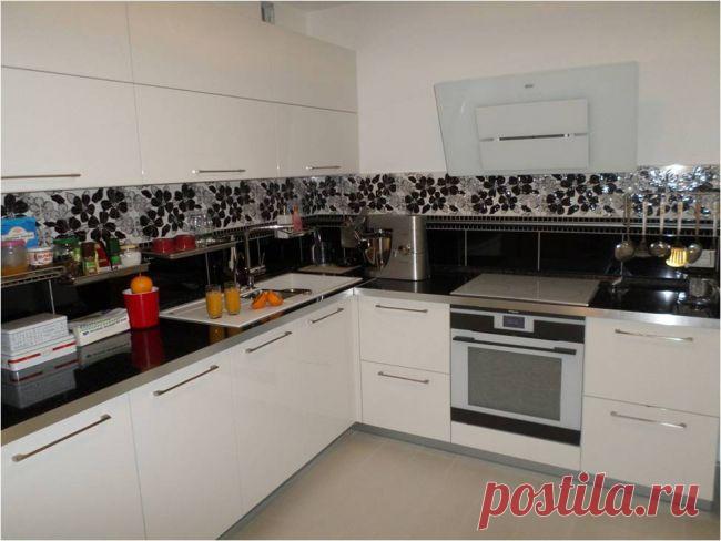 (+1) тема - Белая кухня 10 кв.м. с черным фартуком | Школа Ремонта