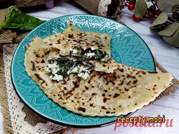 Кутабы с зеленью и сыром
✅ Ингредиенты
▫️ мука в/с - 300 г;
▫️ очищенная вода - 200 мл;
▫️ соль мелкая - 1/2 ч. ложки;
▫️ растительное масло без запаха - 20 мл.
Для начинки:
▫️ моцарелла - 150 г;
▫️ любой рассольный сыр, например, адыгейский - 200 г;
▫️ твердый сыр - 70 г;
▫️ базилик, укроп, шпинат - общий вес 140 г;
▫️ соль - по желанию.
Для смазывания готовых изделий:
▫️ сливочное масло - 15 г.