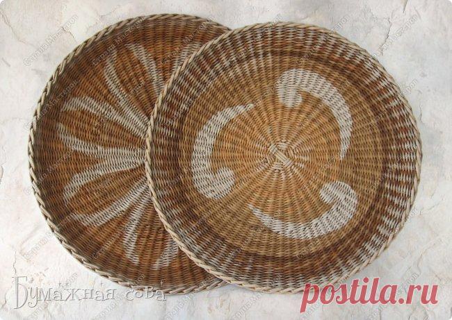 Бумажная лоза тарелки. Плетеная тарелка. Бумажная лоза тарелки. Круговой узор плетеный. Декоративные тарелки из бумажной лозы.