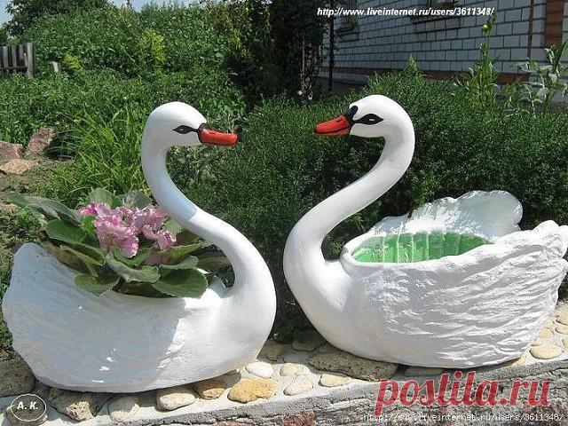 ЛЕБЕДЬ-КАШПО СВОИМИ РУКАМИ

А хотите и себе такую красоту? Тогда возьмёмся за дело!

1. Итак... Для работы нам понадобится 5-л. пласт. бутылка квадратной формы, железный прут 0,6 мм., бинт, стартовая шпаклёвка, небольшой шпатель, кисточка и маленькая ёмкость с водой, ёмкость для замешивания раствора и песочек, либо другой наполнитель. Изогните прут в виде двоечки и вставьте в проделанную в пробке дырочку, зафиксировав изнутри, например, кусочками битого кирпича или камушка...