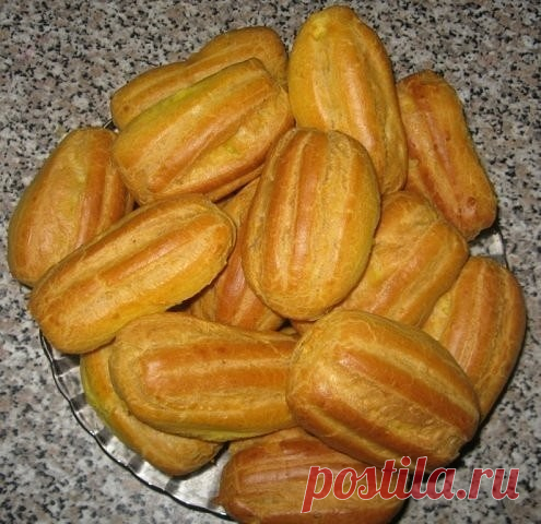 Эклеры удались на славу

ТЕСТО: Вскипятили 250 мл.воды;добавили 0,5 ч.л.соли ; 100 г. слив.масла+180г.муки.Всё хорошо промешать прямо на медл-м огне и проварить ещё эту массу 2 мин.Затем чуть остудить и добавить одно яйцо-хорошо перемешать;потом второе-тоже перемешать и таким образом у вас должно уйти 4 яйца.Всё тесто готово. Противень застелить бумагой для запекания или смазать маслом.Из кондитерского шприца выдавить на прот-нь колбаски(длинной-10 см,шир.-1,5 см.).Можно в...