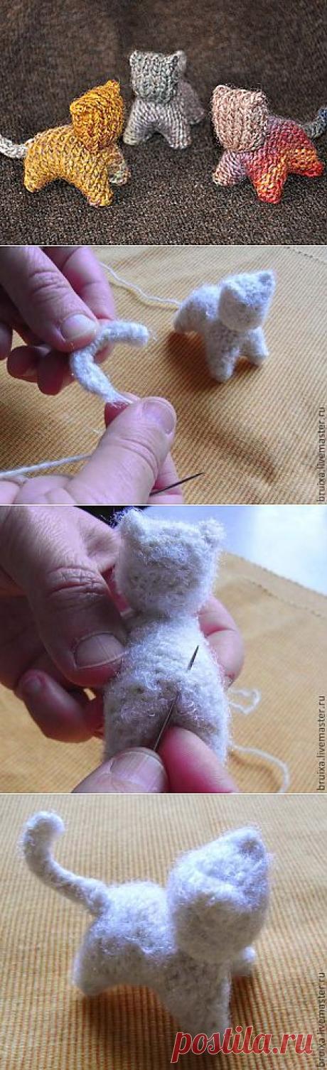 Вязанный кот - вальдорфская игрушка.