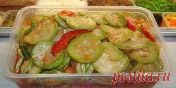 Кабачки по-корейски «улетают» первыми.  Вкуснятина!!!  Для приготовления этой заготовки на зиму желательно использовать только крепкие и молоденькие кабачки.