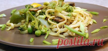 Лапша по-китайски Лапша по-китайски - это ароматное и вкусное блюдо, приготовленное в китайской сковороде вок. Оно сочетает в себе разнообразные овощи и специи, создавая насыщенный вкус. Это блюдо идеально подходит для быстрого и сытного ужина.