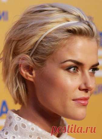 Прически на короткое каре: фото Всем, кто сделал стрижку короткое каре, рано или поздно приходится сталкиваться с необходимостью разнообразить варианты укладок и причесок. Несмотря на кажущуюся ограниченность длиной волос, идей и вариантов может быть масса, особенно, если подойти к вопросу творчески. Прически на короткое каре просты и легки в укладке. Появляется возможность экспериментировать с текстурами, челкой, вариантами проборов, расположением мелированных прядей и ра...