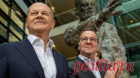 Писториус не поднимется на мостик тонущего корабля. «В принципе, Шольца можно обвинять во многом. В бесхребетности, в неспособности совладать с коалиционными партнёрами, в нежелании жёстко отвечать на украинские оскорбления и провокации. Однако на фоне всех других европейских лидеров канцлер ФРГ занимает наиболее осторожную и взвешенную позицию по недопущению скатывания Европы в горнило третьей мировой войны». Читать далее