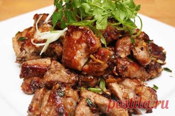 СОЧНЫЙ ШАШЛЫК В МУЛЬТИВАРКЕ

Ингредиенты:

 1 кг мяса (телятина, свинина, филе курицы или индейки - на Ваш вкус)

Для маринада:
 2 киви
 2 болгарских перца
 4 репчатых лука
 соль, перец, молотый кориандр – по вкусу

Приготовление:

1. Любой шашлык, даже если он готовится в мультиварке, конечно же, начинается с маринада. Коль это блюдо уже необычное, то и маринад сделаем соответствующий.
Итак, для начала снимем кожицу с киви и очистим 2 луковицы. Теперь отправляем их вместе...