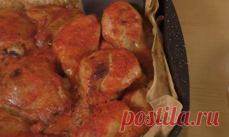 Заворачиваем курицу в лаваш и заливаем кефиром: мясо просто тает