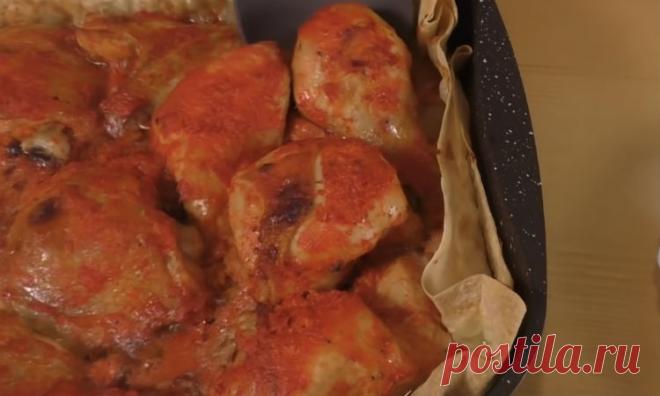 Заворачиваем курицу в лаваш и заливаем кефиром: мясо просто тает