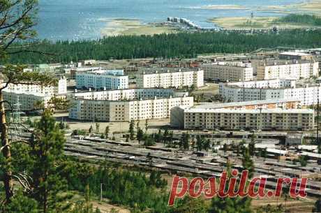Жизнь после БАМа (23 фото) | Чёрт побери Северобайкальск: город на севере Бурятии. Северобайкальск, как следует из его названия, — город, расположенный на северном берегу озера Байкал. Своим появлением город обязан строительству легендарной Байкало-Амурской магистрали — одной из самых протяженных железных дорог в мире. Северобайкальск появился на карте СССР в начале 1970-х годов как поселок строителей БАМа. Город быстро развивался, его население росло, но с окончанием стро...