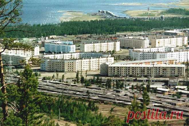 Жизнь после БАМа (23 фото) | Чёрт побери Северобайкальск: город на севере Бурятии. Северобайкальск, как следует из его названия, — город, расположенный на северном берегу озера Байкал. Своим появлением город обязан строительству легендарной Байкало-Амурской магистрали — одной из самых протяженных железных дорог в мире. Северобайкальск появился на карте СССР в начале 1970-х годов как поселок строителей БАМа. Город быстро развивался, его население росло, но с окончанием стро...