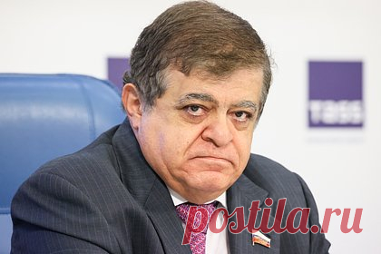 В Совфеде заявили о предотвращенной США третьей мировой войне. Повлияв на Вооруженные силы Украины (ВСУ) и заставив их отложить массированную атаку на территорию России, США предотвратили третью мировую войну. Об этом заявил член Совета Федерации Владимир Джабаров. Однако он отметил, что оценивает вероятность правдивости сообщений СМИ о планировавшейся атаке лишь в 10 процентов.