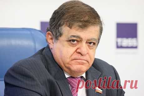 В Совфеде заявили о предотвращенной США третьей мировой войне. Повлияв на Вооруженные силы Украины (ВСУ) и заставив их отложить массированную атаку на территорию России, США предотвратили третью мировую войну. Об этом заявил член Совета Федерации Владимир Джабаров. Однако он отметил, что оценивает вероятность правдивости сообщений СМИ о планировавшейся атаке лишь в 10 процентов.