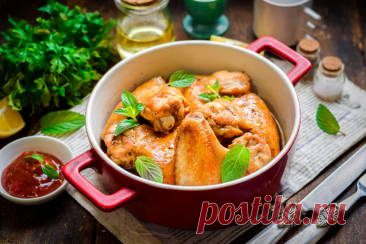Куриные крылышки в медово-соевом маринаде Куриные крылышки в медово-соевом маринаде – это прекрасный вариант вкуснейшего блюда, как на повседневный стол, так и на праздничный, или же для посиделок в кругу друзей. Крылышки лучше использовать охлажденные, не замороженные. Для маринада использовать можно любые специи на ваше...