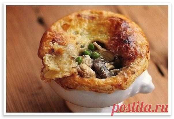 Как приготовить куриный пирог в горшочке - рецепт, ингридиенты и фотографии
Ингредиенты:
Сливочное масло - 6 столовых ложек
Лук - 1 шт
Картофель - 750 г
Морковь - 6 шт
Грибы - 300 г
Коньяк - 100 мл
Мука - 6 столовых ложек
Куриный бульон - 2 стакана
Молоко - 1 стакан
Курица (вареная/тушеная) - 1 шт
Горох (замороженный) - 1 стакан
Петрушка
Тимьян 
Соль - 3 чайных ложек
Черный перец - 1 чайная ложка
Слоеное тесто - 1 лист
Яйцо (желток) - 1 шт