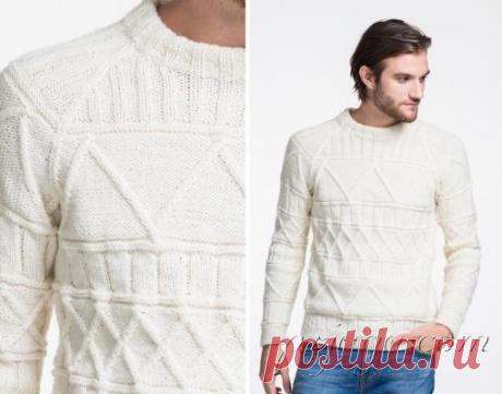 Узорчатый мужской свитер спицами в белом цвете