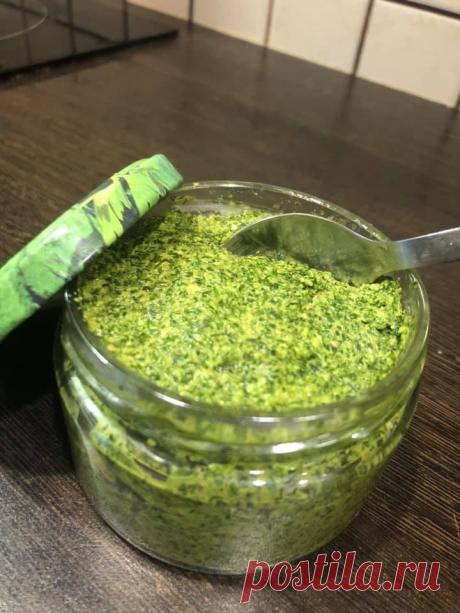 Это соус песто.Вкусно намазать им и запечь рыбу.Или отварить пасту и заправить песто