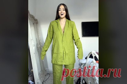 Девушка заказала одежду в сети и удивилась отличию реальности от фото на сайте. Покупательница заказала новые вещи в интернет-магазине популярного бренда Pretty Little Thing и удивилась отличию реальности от фотографии на сайте. Талия Уэбб приобрела себе брючный костюм салатового цвета из коллаборации бренда и телезвезды Молли-Мэй Хейг и примерила его на видео.