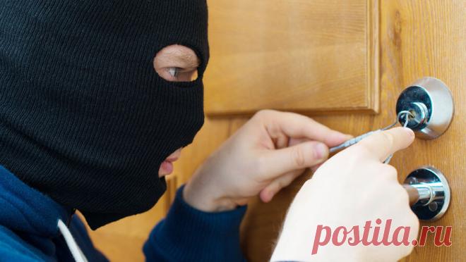 Экс-сотрудник гипермаркета проделал дыру в стене и украл выручку из сейфа магазина. В Сочи бывший сотрудник гипермаркета перфоратором сделал дыру в стене и украл выручку из сейфа магазина. Об этом сообщает ГУ МВД России по Краснодарскому краю. По информации ведомства, ранее судимый 33-летний мужчина из Псковской области ...