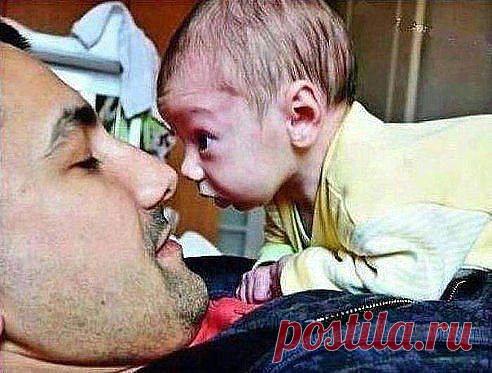 Либо я сплю с мамой, либо я ору всю ночь!!!..... Понял?