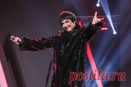 Раскрыт размер пенсии Лолиты. Певица Лолита Милявская раскрыла размер своей пенсии. Она сообщила, что ежемесячно получает от государства 23,8 тысячи рублей. Певица поблагодарила правительство Москвы за пенсионную надбавку. Артистка также отметила, что содержит семью и помогает людям на «честно заработанные и отложенные».