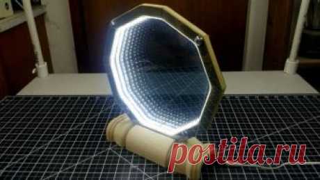 Двустороннее бесконечное зеркало В этой статье мы рассмотрим, как сделать двухстороннее зеркало бесконечности. Для изготовления такого зеркала понадобятся следующие Инструменты и материалы:-Электролобзик;-Дрель;-Сверла;-Угольник;-Столярный клей;-Рашпиль;-Паяльник;-Рейка;-Доска;-Светодиодная лента;-Тонировочная пленка;-Разъем;-Блок