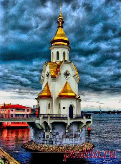 Храм воды - церковь Святого Николая (Киев, Украина) .﻿